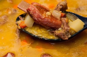 Как сварить гороховый суп с копчеными ребрышками