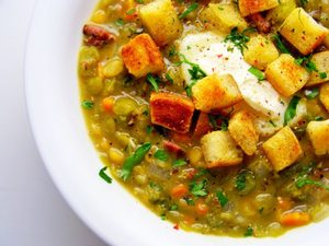 Как готовить гороховый суп с копчеными ребрышками