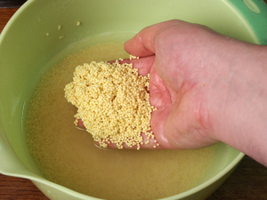 Промывание пшена для приготовления каши