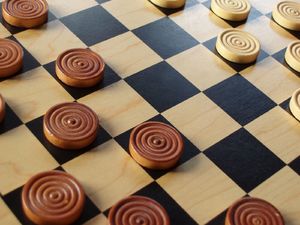 Как играть в русские шашки: правила и советы для начинающих