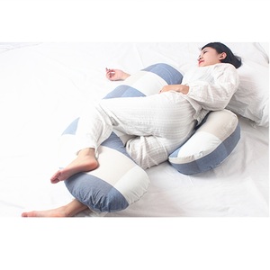 Как правильно спать на подушке для беременных