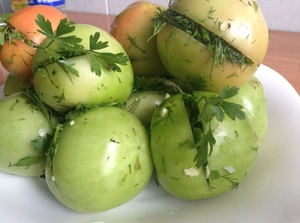 Ингредиенты для заготовки из зеленых помидоров