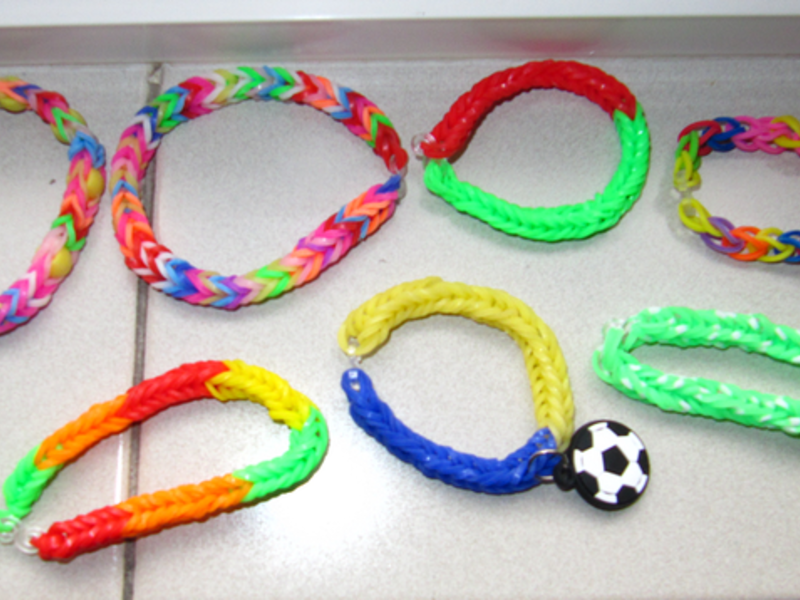 Плетение разноцветных браслетов