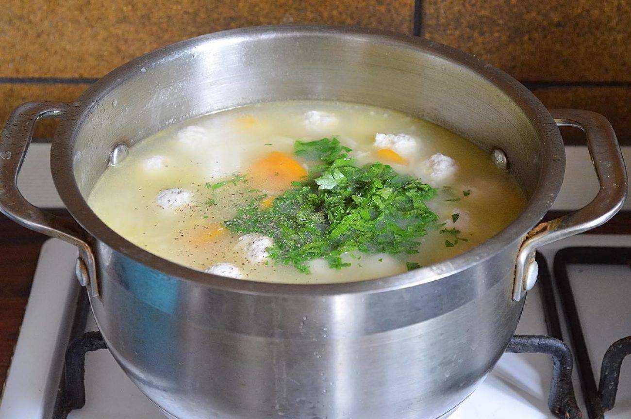 Сварить вкуснейший супчик. Суп домашний. Гороховый суп в кастрюле. Гороховый суп с фрикадельками. Гороховый суп варка.