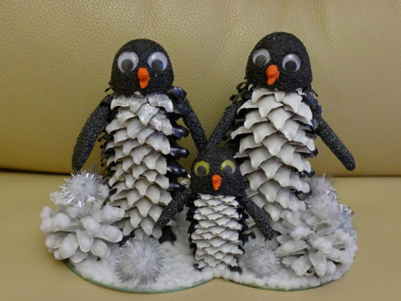 Пингвины из еловых шишек