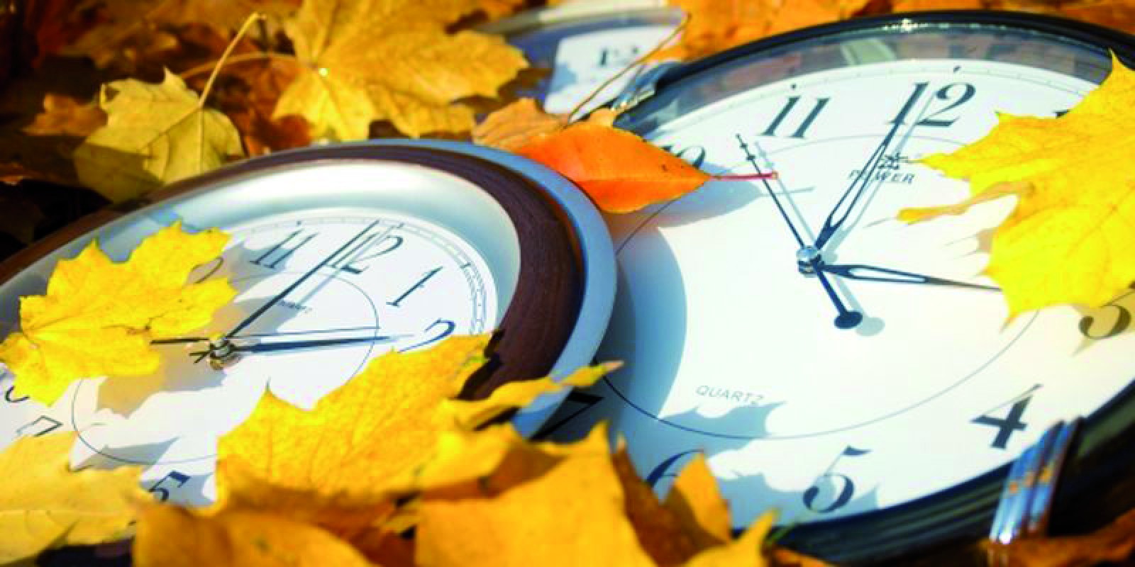 Украина перевела часы на летнее время. Часы осень. Перевод часов на зимнее время. Зимнее время на час вперед или назад. Когда переводят часы на зимнее время в Украине.