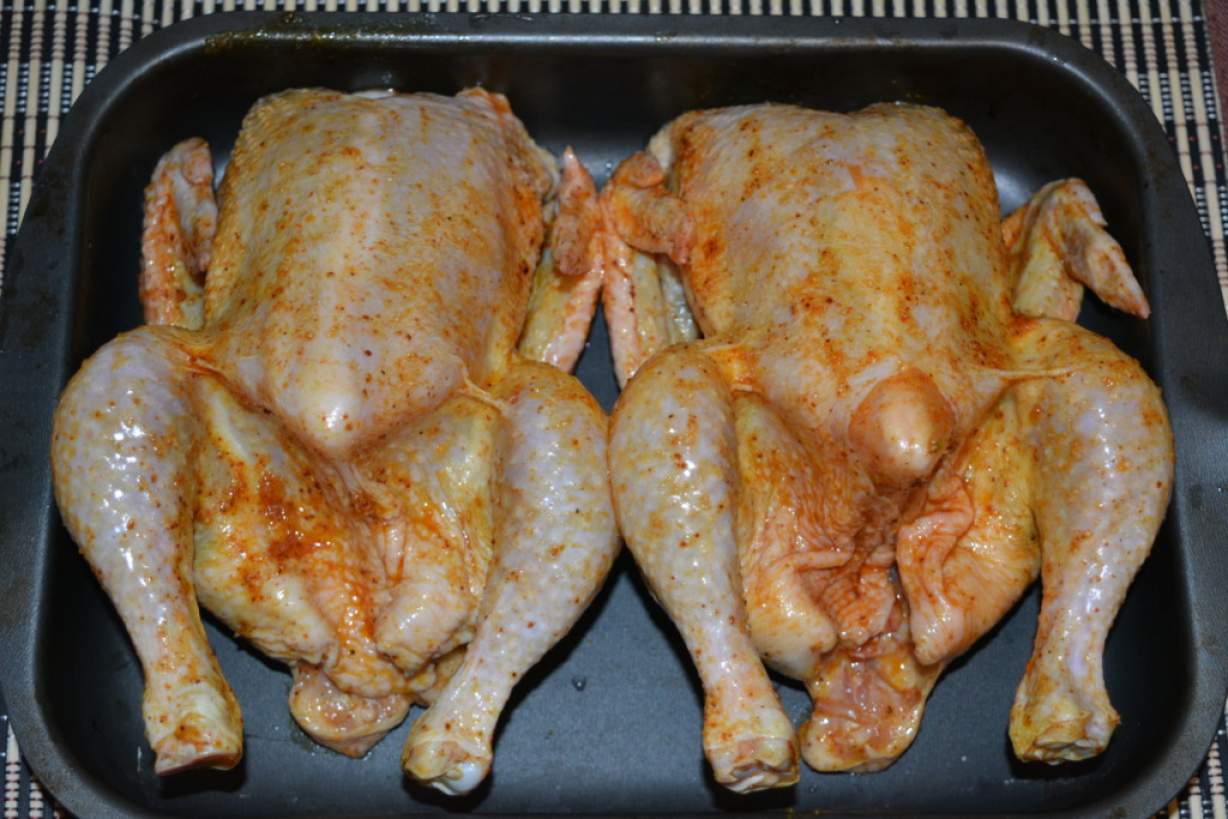 Готовим бройлера. Курица в духовке. Курица целиком. Курица приготовленная. Тушка курицы в духовке.