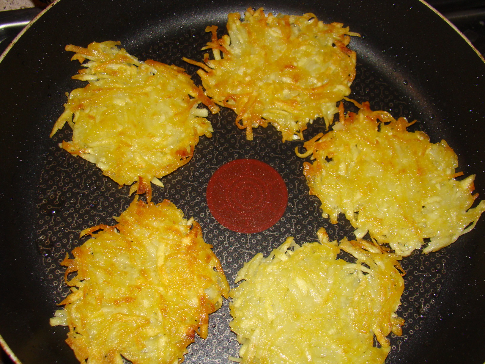 Картофельные драники на сковороде рецепт с фото с мукой и яйцом пошагово с чесноком