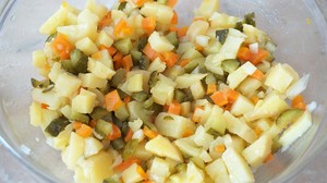 Как сделать картофельный салат с солеными огурцами.