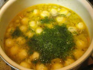 Процесс приготовления супа с клецками