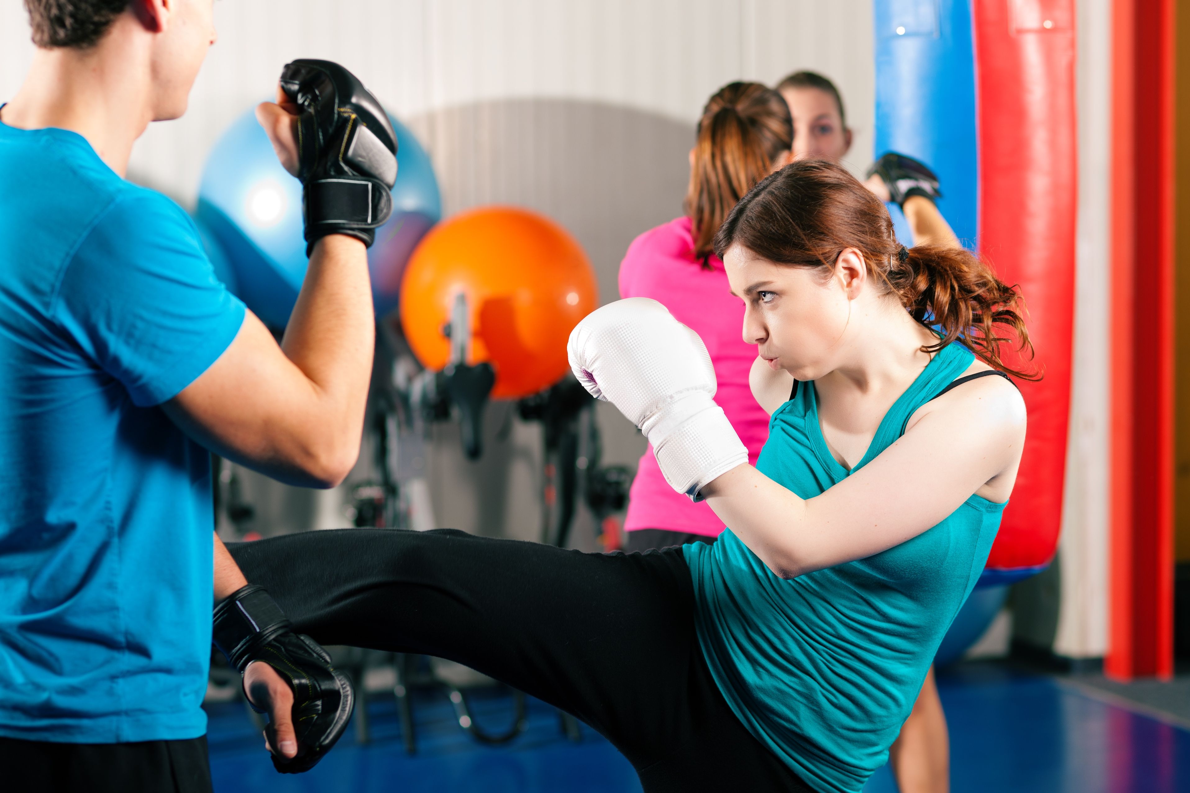 Спорт плохом зрении. Тренировка по самообороне. Самооборона для женщин. Женская самооборона тренировки. Фитнес кикбоксинг.