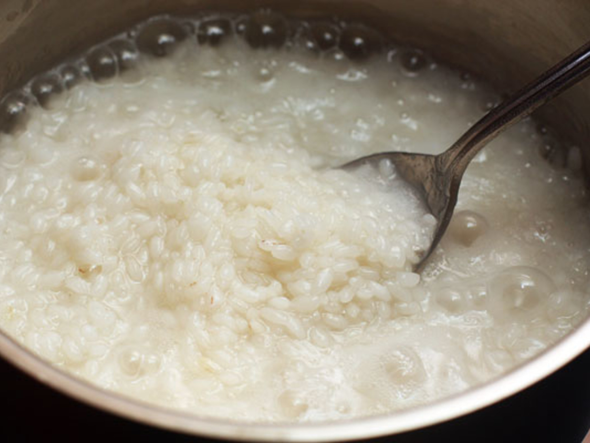 Рис в кипящую или холодную. Каша. Рисовая каша. Разваренная рисовая каша. Рис в кастрюле.