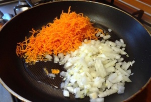  жарятся морковь с луком