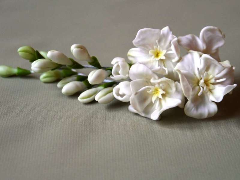 Белый цветок из фоамирана