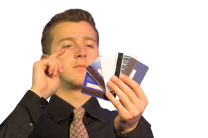Мужчина держит банковские карты